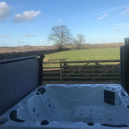 Hen Houses With Hot Tubs - Big Drift And Fairchilds Barn Caldecott Exterior photo