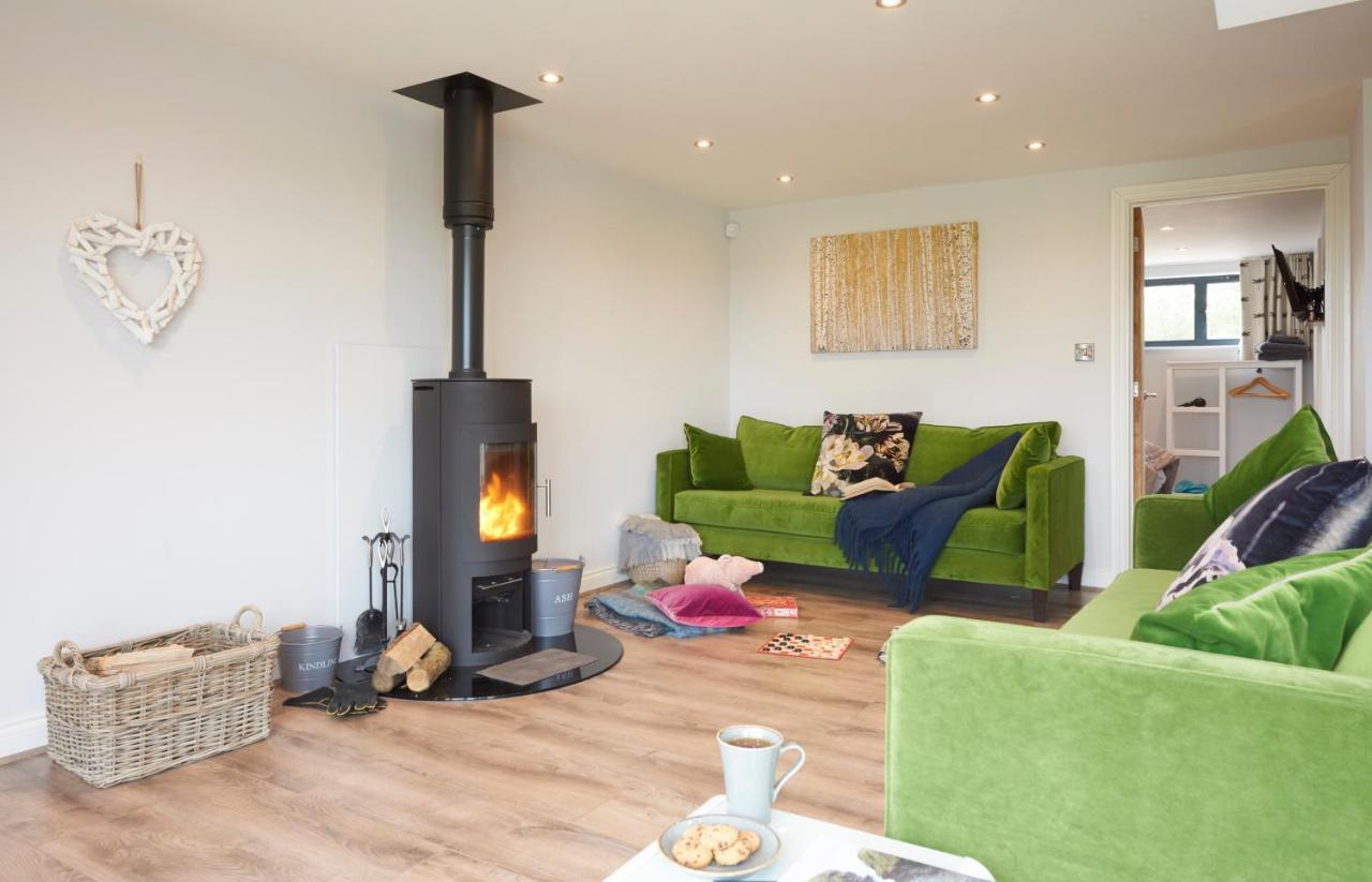 Hen With Hot Tubs - Big Drift And Fairchilds Barn Holiday home Caldecott