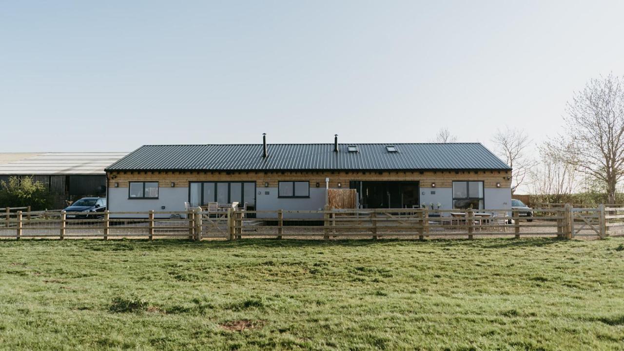 Hen With Hot Tubs - Big Drift And Fairchilds Barn *