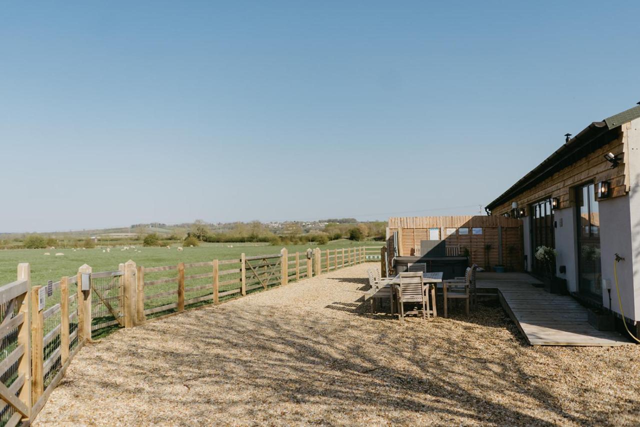 Hen With Hot Tubs - Big Drift And Fairchilds Barn * Caldecott