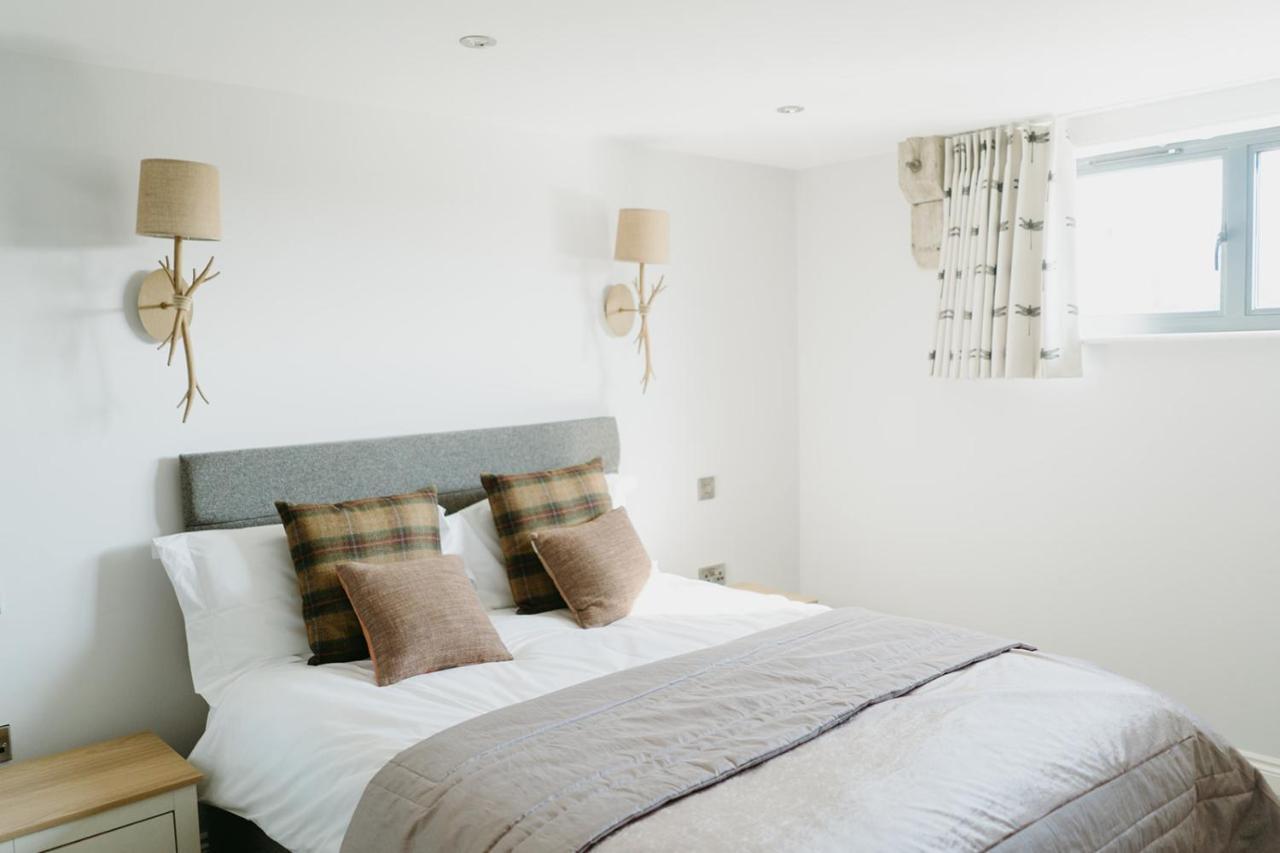 Hen With Hot Tubs - Big Drift And Fairchilds Barn Holiday home